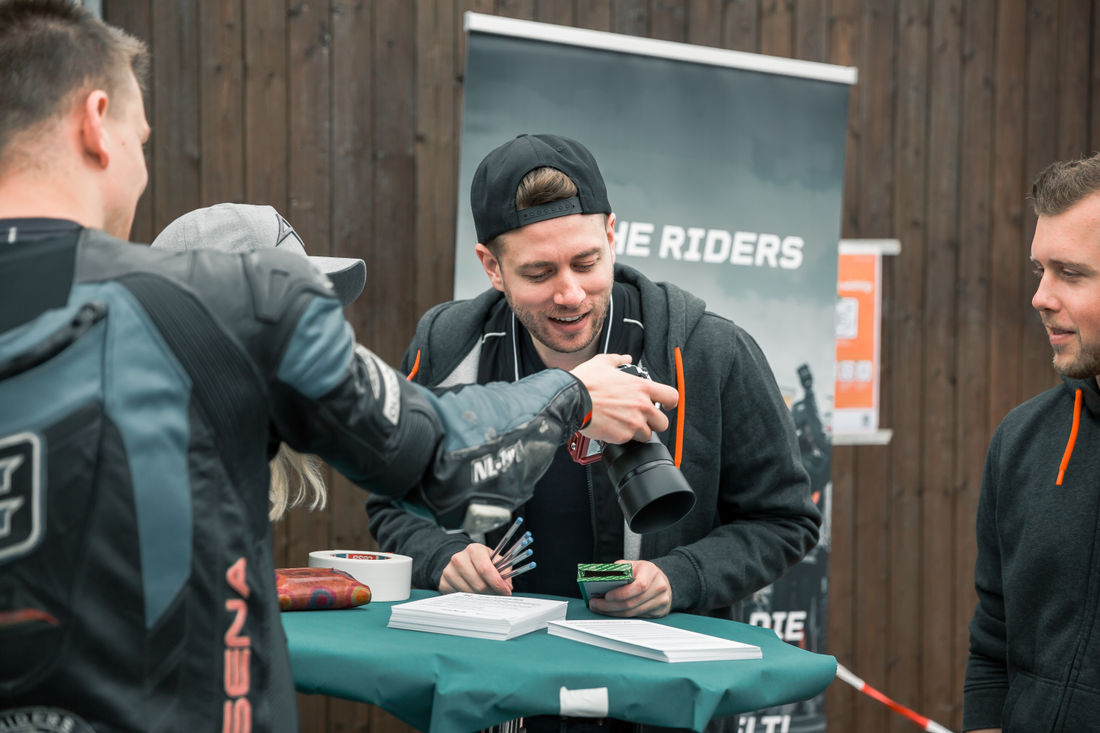 Marco zeigt sich von den Posing-Künsten von Patrick alias Raptik begeistert (Foto: Oskar Moyano)