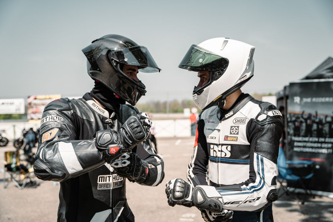 Trackdays sind für den Austausch unter Gleichgesinnten cool – am meisten Spass machen jedoch die effektiven Turns. (Foto: Patrick Köhli) Trackdays sind für den Austausch unter Gleichgesinnten cool – am meisten Spass machen jedoch die effektiven Turns. (Foto: Patrick Köhli)