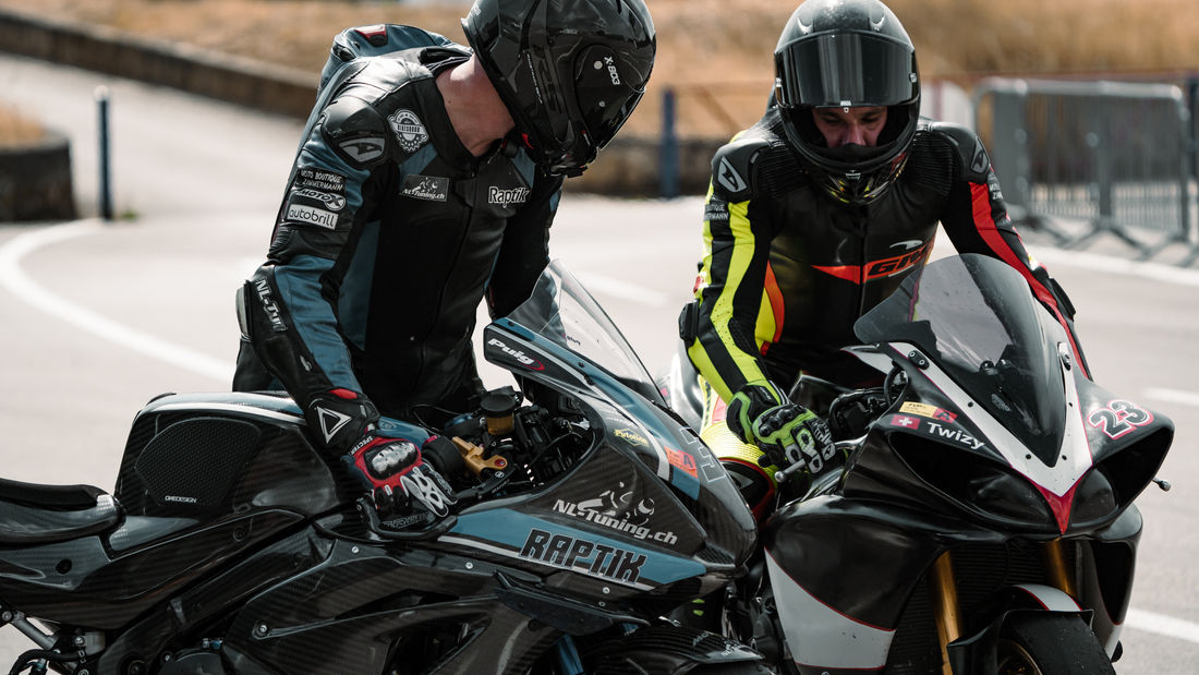 Mit dem Motorrad auf die Rennstrecke: einfacher, als man anfangs denken mag (Bild: Patrick Köhli) Mit dem Motorrad auf die Rennstrecke: einfacher, als man anfangs denken mag (Bild: Patrick Köhli)