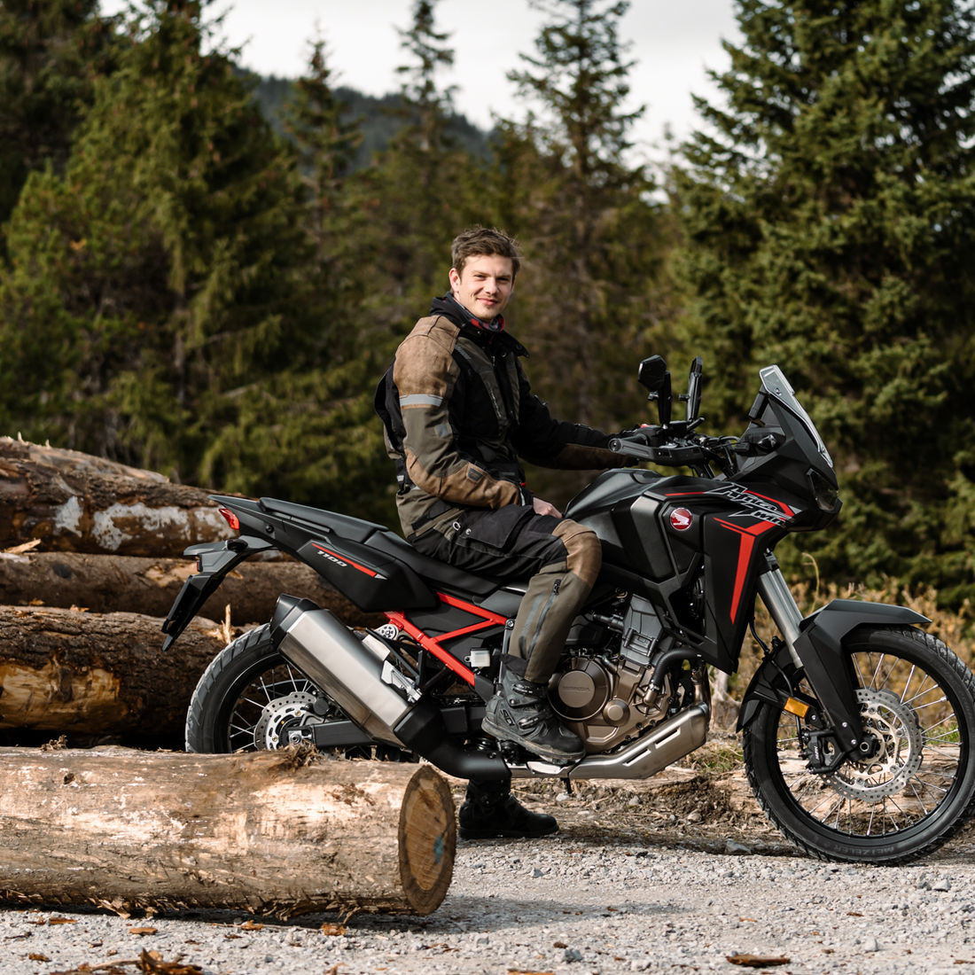 Frankee zeigt den neuen Riders Merch mit seiner Honda Africa Twin. 