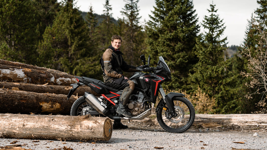 Frankee zeigt den neuen Riders Merch mit seiner Honda Africa Twin. 