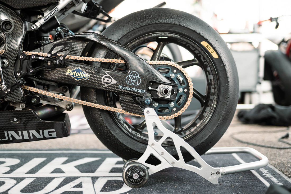 Die Motorradkette ist für die Kraftübertragung zwischen Motor und Hinterrad verantwortlich. (Foto : Patrick Köhli) Die Motorradkette ist für die Kraftübertragung zwischen Motor und Hinterrad verantwortlich. (Foto : Patrick Köhli)