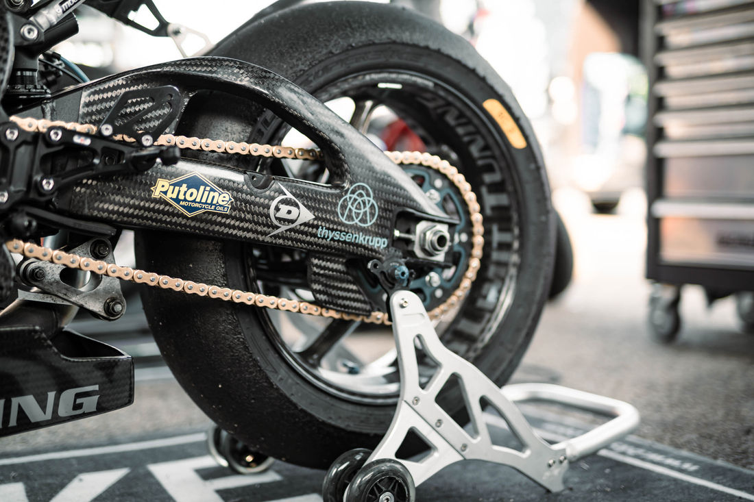 Die Motorradkette ist ein wichtiges Bauteil der Maschine, die regelmässige Pflege sollte also nicht vernachlässigt werden. (Foto : Patrick Köhli) Die Motorradkette ist ein wichtiges Bauteil der Maschine, die regelmässige Pflege sollte also nicht vernachlässigt werden. (Foto : Patrick Köhli)