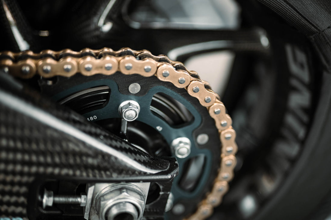 Regelmässiges einsprayen ist wichtig, denn ohne Schmierfilm ist die Motorradketten schon nach wenigen Tausend Kilometern am Ende. (Foto: Patrick Köhli) Regelmässiges einsprayen ist wichtig, denn ohne Schmierfilm ist die Motorradketten schon nach wenigen Tausend Kilometern am Ende. (Foto: Patrick Köhli)