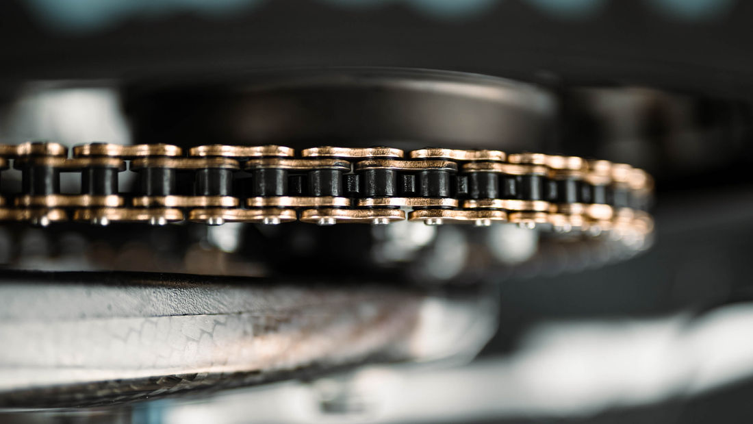 Die Kette sollte alle 300-500 Km nachgeschmiert und gegebenenfalls gereinigt werden. (Foto : Patrick Köhli) Die Kette sollte alle 300-500 Km nachgeschmiert und gegebenenfalls gereinigt werden. (Foto : Patrick Köhli)