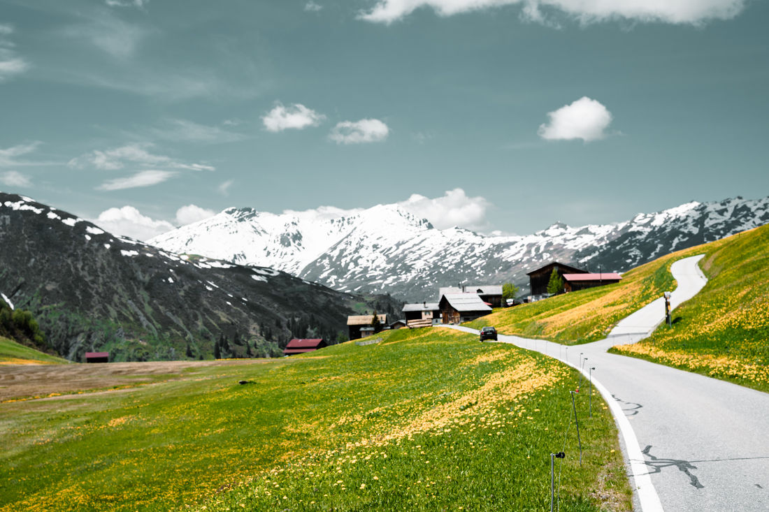 Saftige Wiesen und weite Landschaften verführen zur schönsten Motorradtour im Graubünden entlang vom Glaspass (Foto: Kristian Kraljevic) Saftige Wiesen und weite Landschaften verführen zur schönsten Motorradtour im Graubünden entlang vom Glaspass (Foto: Kristian Kraljevic)