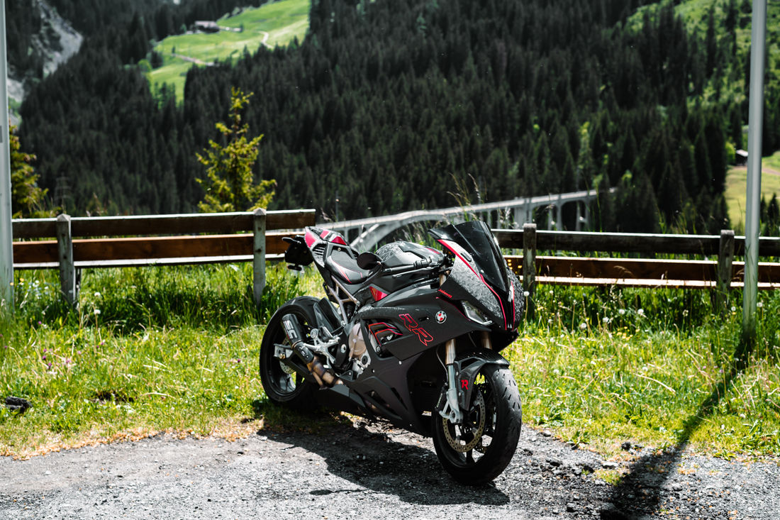 Natürlich dürfen auch die Motorräder nicht fehlen auf den legendären Bündner Landschaftsbildern (Foto: Kristian Kraljevic) Natürlich dürfen auch die Motorräder nicht fehlen auf den legendären Bündner Landschaftsbildern (Foto: Kristian Kraljevic)