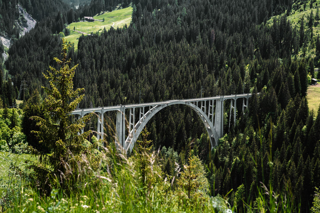 Am Landwasserviadukt, kurz vor Arosa, machen wir einen Halt und bestauenen die Atemberaubende Aussicht (Foto: Kristian Kraljevic) Am Landwasserviadukt, kurz vor Arosa, machen wir einen Halt und bestauenen die Atemberaubende Aussicht (Foto: Kristian Kraljevic)