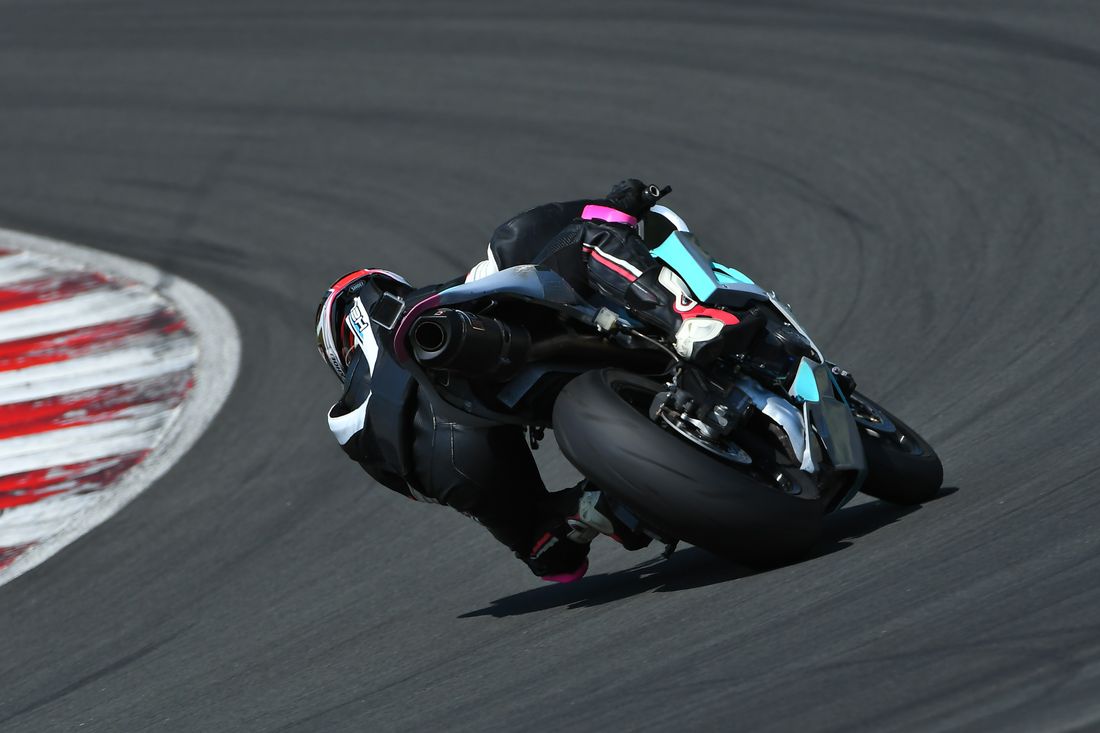 Mit Anfängerslicks lassen sich die Rundenzeiten etwas besser Ausreizen, dennoch musst du noch kein Profi sein (Bild: Andrea Kamer) Mit Anfängerslicks lassen sich die Rundenzeiten etwas besser Ausreizen, dennoch musst du noch kein Profi sein (Bild: Andrea Kamer)