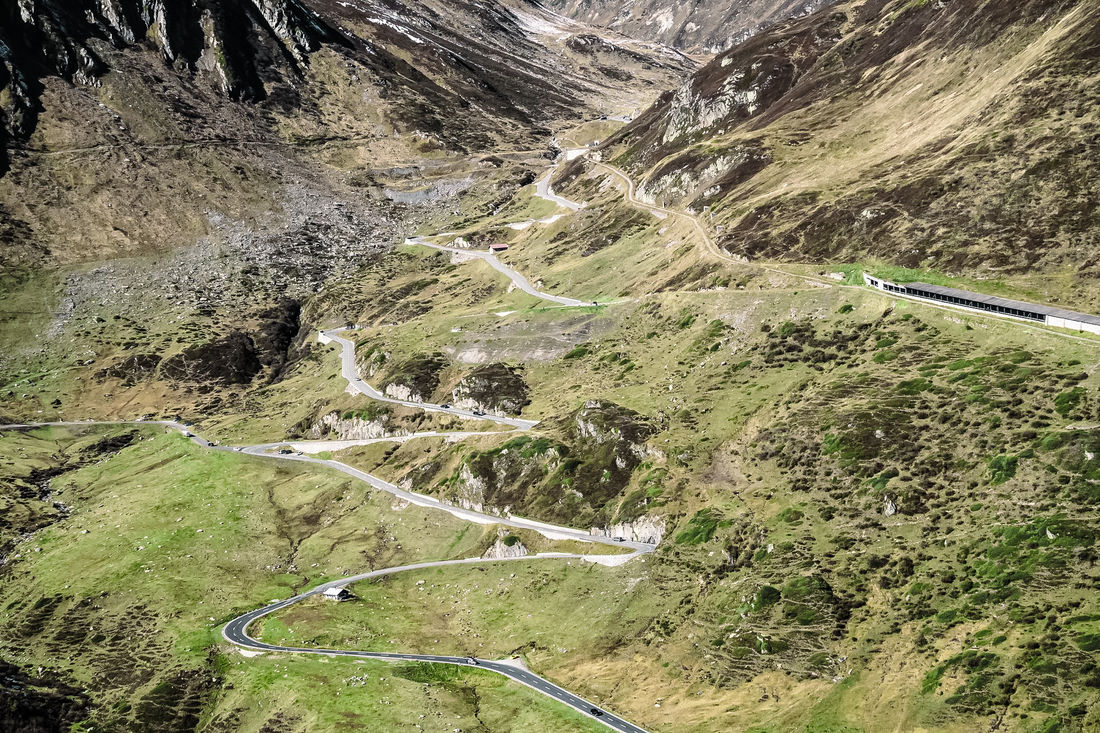 Die Passstrasse schlängelt sich von der Bündner Seite eng den Berg hoch. (Foto: Rado Mihajlovic)