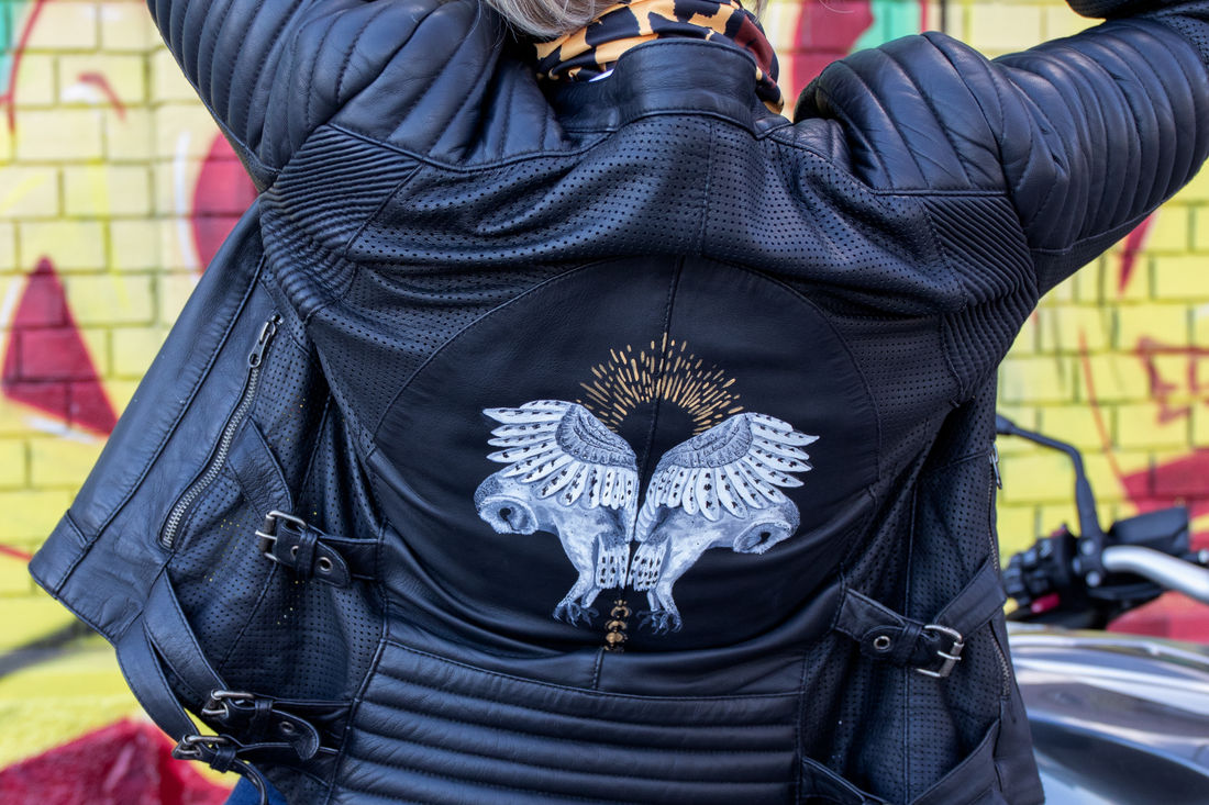 Die Lederbemalungen werden von Laura persönlich umgesetzt (Foto: ReBelle Motowear) Die Lederbemalungen werden von Laura persönlich umgesetzt (Foto: ReBelle Motowear)