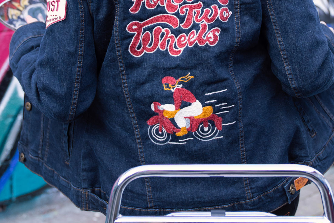 Auch Stickereien sind möglich - hier arbeitet ReBelle mit einer Künstlerin zusammen (Foto: ReBelle Motowear) Auch Stickereien sind möglich - hier arbeitet ReBelle mit einer Künstlerin zusammen (Foto: ReBelle Motowear)