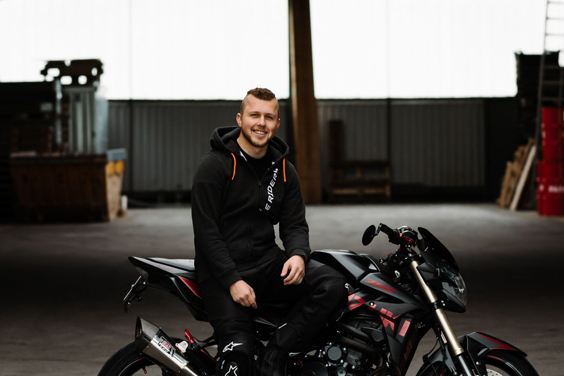 Jeremy kümmert sich regelmässig um sein Bike - und hat deshalb die besten Tipps bereit für deine Motorradpflege-Routine Jeremy kümmert sich regelmässig um sein Bike - und hat deshalb die besten Tipps bereit für deine Motorradpflege-Routine