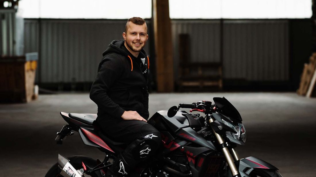 Jeremy liebt und lebt das Motorradfahren – im Alltag sowie an ausgiebigen Wochenend-Touren durch die Schweizer Motorrad-Landschaften.