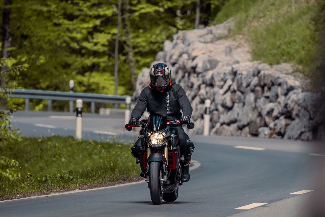 Motorradputzen ist dann aber doch nicht alles. Noch lieber jagt Jeremy mit seiner Suzuki GSR-750 er über die Schweizer Pässe. (Bild: Karim Anaya)