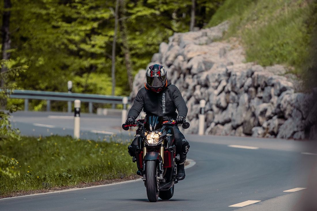 Motorradputzen ist dann aber doch nicht alles. Noch lieber jagt Jeremy mit seiner Suzuki GSR-750 er über die Schweizer Pässe. (Bild: Karim Anaya) Motorradputzen ist dann aber doch nicht alles. Noch lieber jagt Jeremy mit seiner Suzuki GSR-750 er über die Schweizer Pässe. (Bild: Karim Anaya)