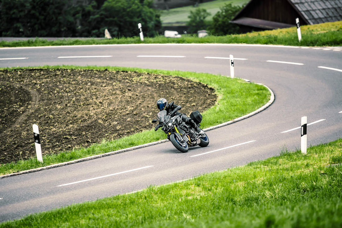 Jessy ist dank richtig gewähltem Tempo auch im Kurvenausgang auf der Ideallinie. (Foto: Omp Media) Jessy ist dank richtig gewähltem Tempo auch im Kurvenausgang auf der Ideallinie. (Foto: Omp Media)