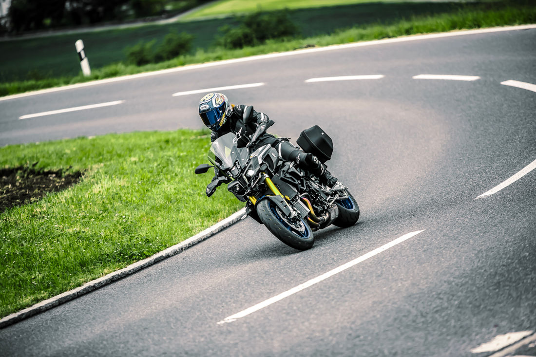 Jessy mit ihrer MT10 SP auf der Ideallinie unterwegs. (Foto: Omp Media)