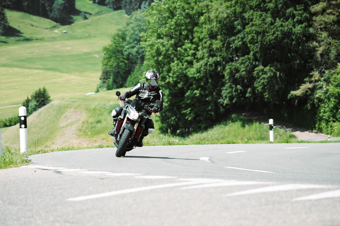 Den Blick in der Kurve korrekt auszurichten, geht nur wenn man in sich und das Motorrad vertraut. Den Blick in der Kurve korrekt auszurichten, geht nur wenn man in sich und das Motorrad vertraut.