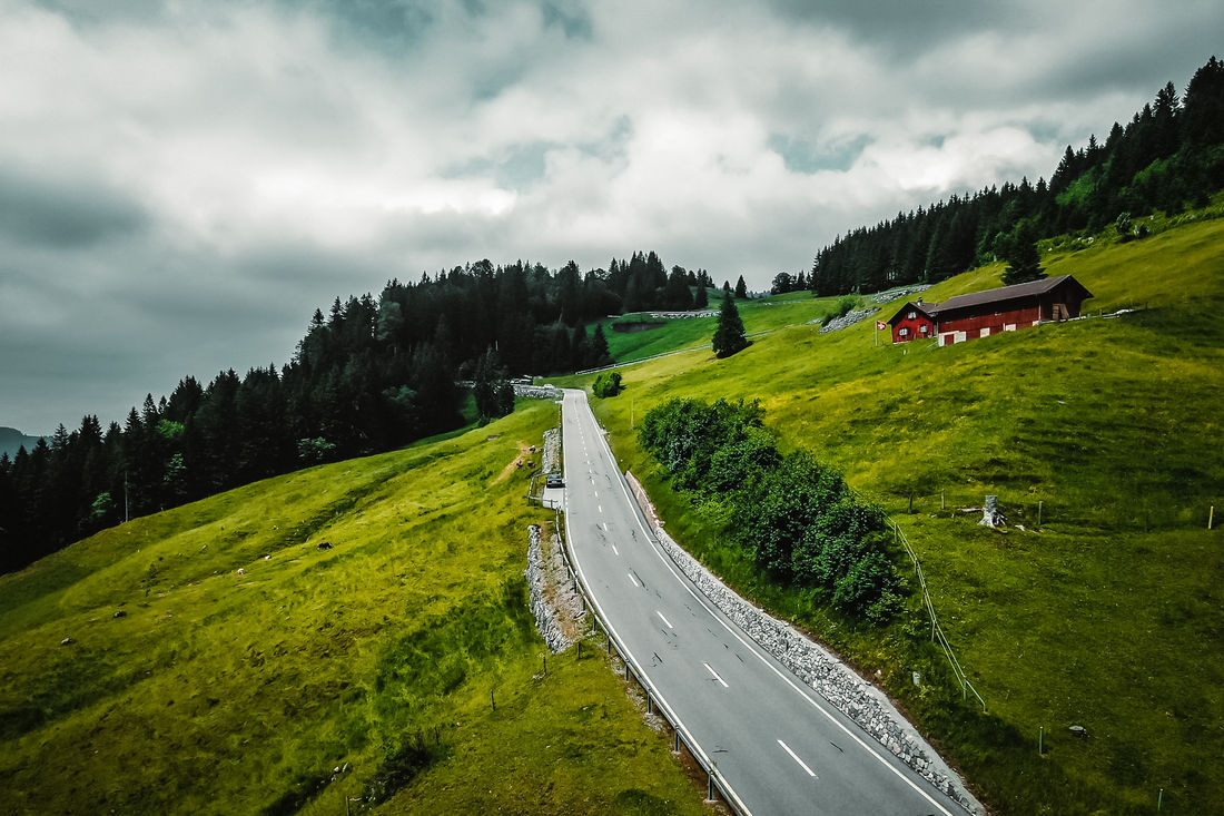 Die Fahrt zur Schwägalp besteht aus langgezogenen Strassen, die sich zunehmend zu Serpentinen wandeln. (Foto: Jeremy Albrecht) Die Fahrt zur Schwägalp besteht aus langgezogenen Strassen, die sich zunehmend zu Serpentinen wandeln. (Foto: Jeremy Albrecht)