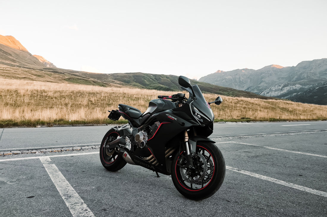 Dani geniesst mit seiner Honda die Abendstimmung (Foto: Daniel Coya @swiss.danii) Dani geniesst mit seiner Honda die Abendstimmung (Foto: Daniel Coya @swiss.danii)