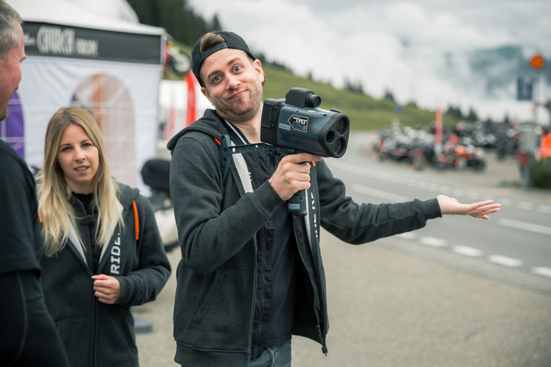 ... und zeigt sich dabei nicht allzu reumütig - Fabi ist skeptisch. (Foto: Oskar Moyano) ... und zeigt sich dabei nicht allzu reumütig - Fabi ist skeptisch. (Foto: Oskar Moyano)