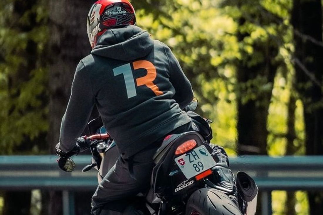 Jeremy testet neue Reifen an seinem neuen Liebling. Jeremy testet neue Reifen an seinem neuen Liebling.