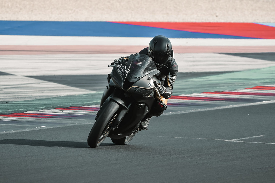 Die Moto GP Strecke bietet eine top Infrastruktur.(Foto: Fabi auf Start-Ziel-Geraden)