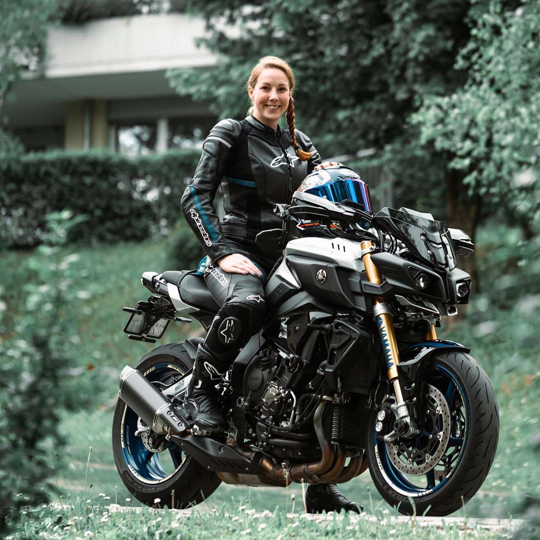 Jessica macht nicht nur immer gute Laune, sie weiss dank über 15 Jahren Motorrad-Erfahrung auch ganz genau, wie der Hase motorradfährt.