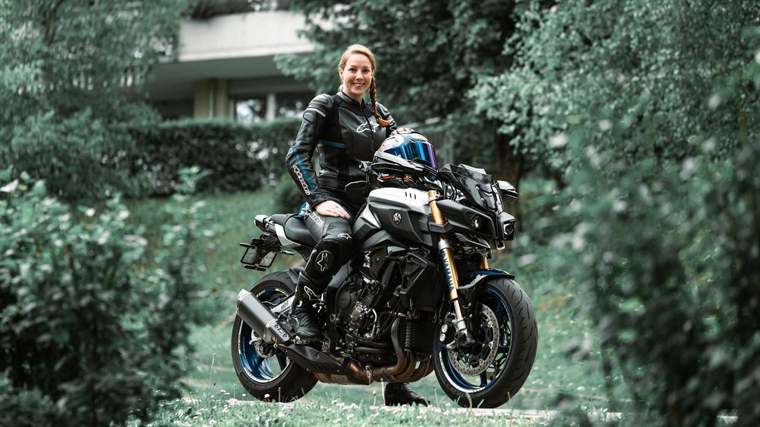 Jessica macht nicht nur immer gute Laune, sie weiss dank über 15 Jahren Motorrad-Erfahrung auch ganz genau, wie der Hase motorradfährt.