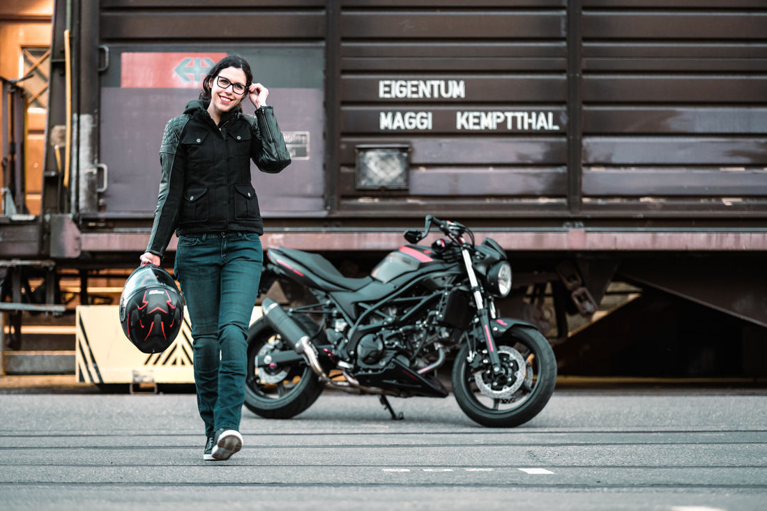 Das Outfit von IXS ist perfekt für die Fahrt ins Büro, zur Familie oder für den Nachmittag in der Stadt. Das Outfit von IXS ist perfekt für die Fahrt ins Büro, zur Familie oder für den Nachmittag in der Stadt.