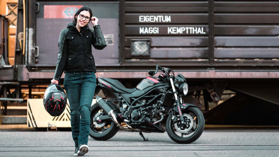 Anja lebt für Motorräder und Motorsport