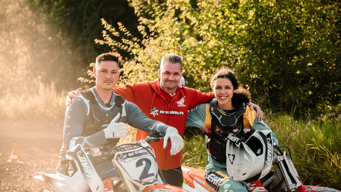Mit Chris Möckli von der MX Academy durften wir unsere ersten Track Erfahrungen sammeln. Mit Chris Möckli von der MX Academy durften wir unsere ersten Track Erfahrungen sammeln.
