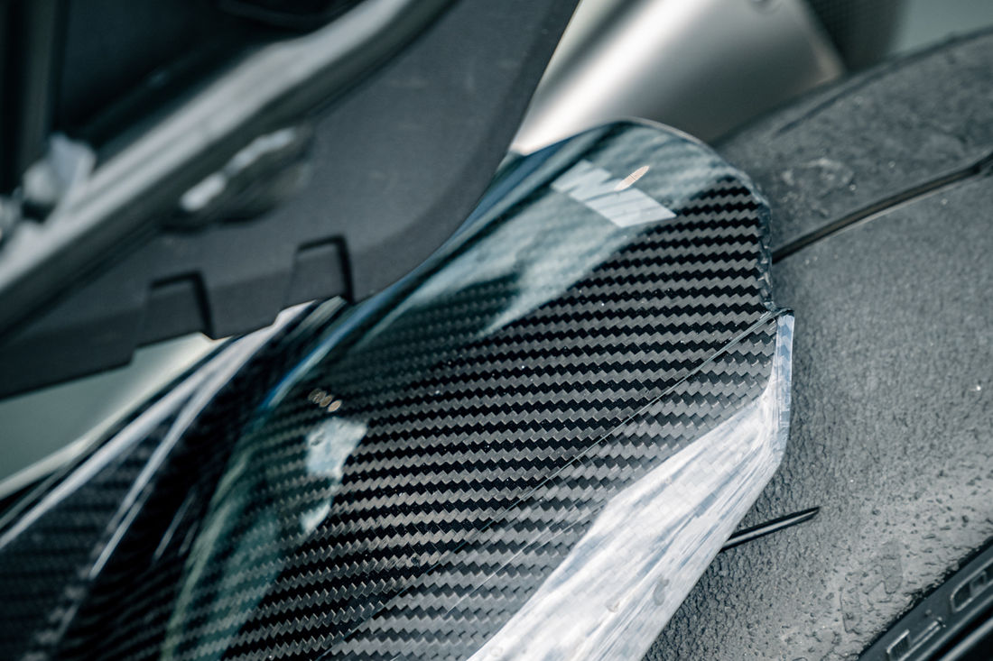 unter anderem mit etlichen Carbondetails und hochwertiger Verarbeitung