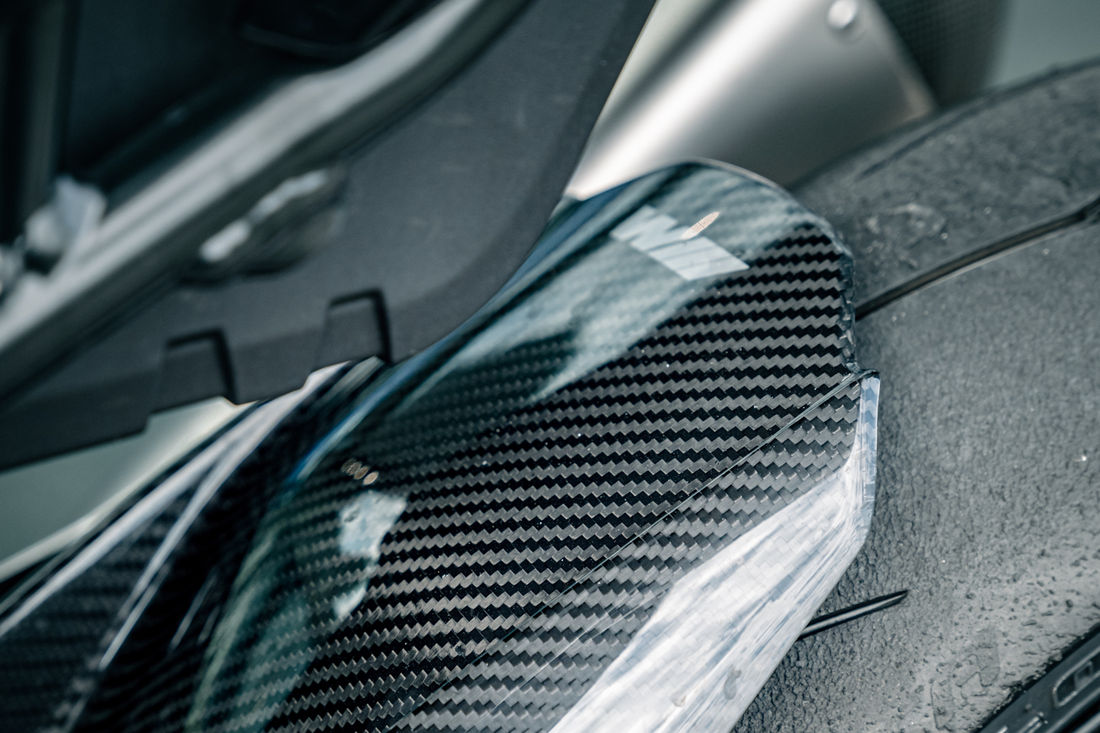unter anderem mit etlichen Carbondetails und hochwertiger Verarbeitung unter anderem mit etlichen Carbondetails und hochwertiger Verarbeitung