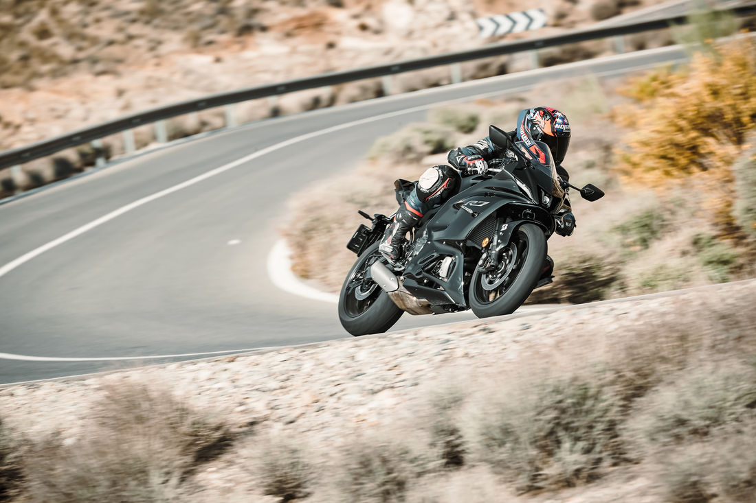 Auch auf der Strasse macht die R7 ordentlich Spass. (Foto: Yamaha Motor Europe) Auch auf der Strasse macht die R7 ordentlich Spass. (Foto: Yamaha Motor Europe)