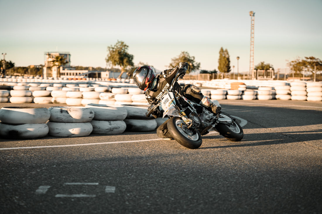 Das Fahrverhalten der kleinen Flitzer kommt den Supersportern sehr nahe, daher ist pitbiken auch ein beliebtes Training. (Foto: Patrick Köhli) Das Fahrverhalten der kleinen Flitzer kommt den Supersportern sehr nahe, daher ist pitbiken auch ein beliebtes Training. (Foto: Patrick Köhli)