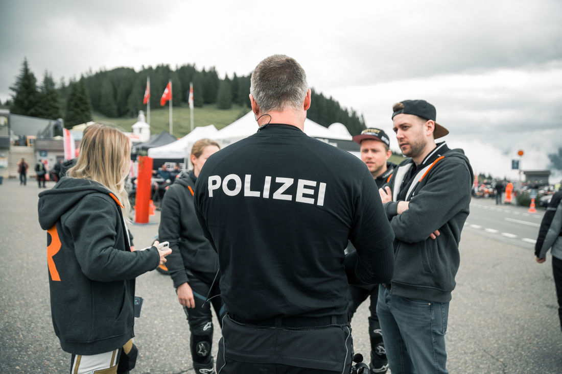 Fahrzeugpapiere zeigen? Kein Problem für Fabi! (Foto: Oskar Moyano) 