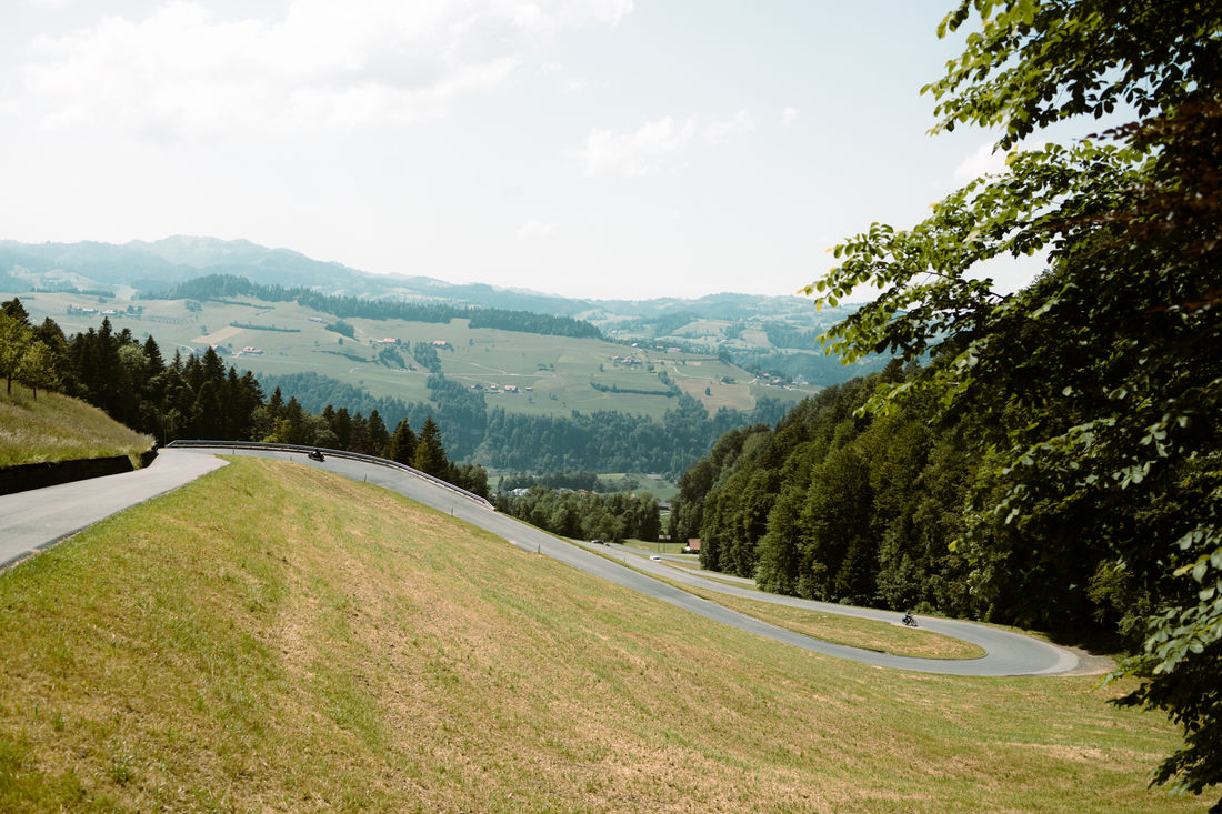 Das Gebiet um den Rengg Pass ist voll mit Landstrassen. Fahrverbote scheinen hier fehl am Platz zu sein. (Foto: Franco Restelli)