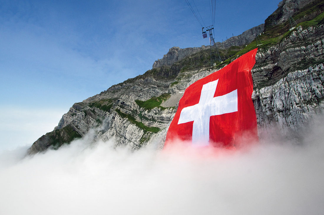 Beeindruckender Blick auf das Säntis-Massiv mit Schweizer Flagge (Foto: Säntis-Schwebebahn)