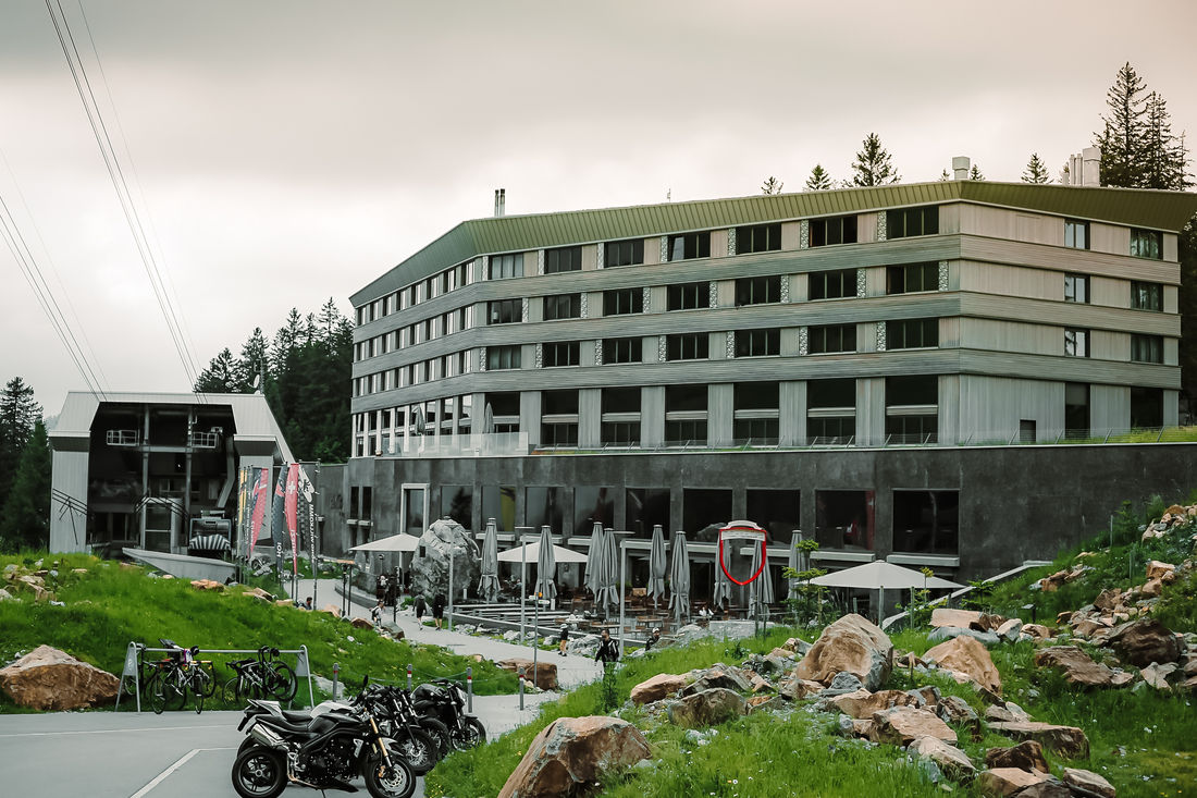 Säntis: das Hotel. Einladend für alle Motorradfans, die die Zeit in der Höhe länger geniessen möchten. (Foto: Jeremy Albrecht) Säntis: das Hotel. Einladend für alle Motorradfans, die die Zeit in der Höhe länger geniessen möchten. (Foto: Jeremy Albrecht)