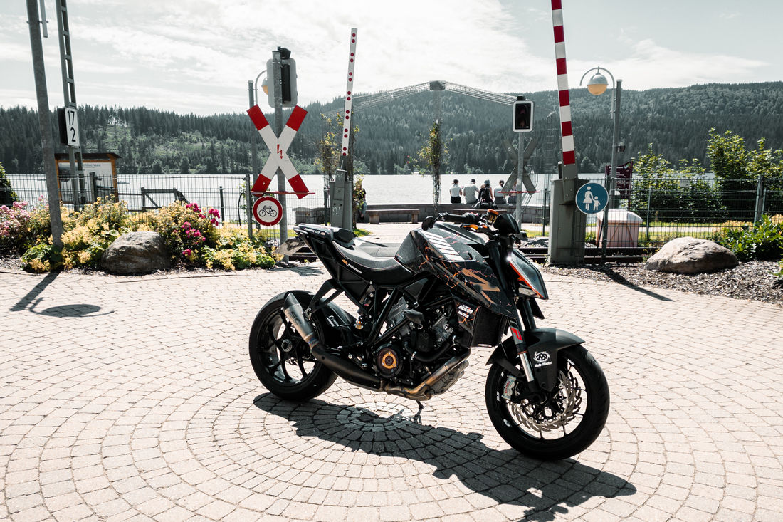 Der KTM gefällt es auf dem Vorplatz vor dem Schluchsee im Schwarzwald - (Foto: Daniel) Der KTM gefällt es auf dem Vorplatz vor dem Schluchsee im Schwarzwald - (Foto: Daniel)