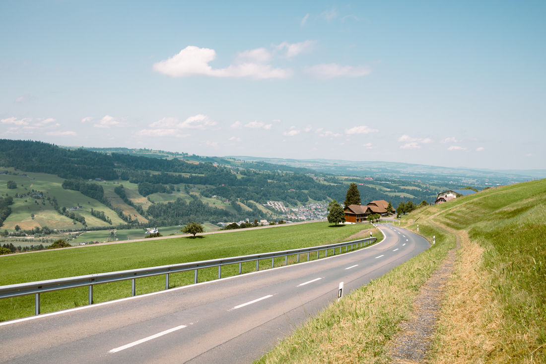 Weite Kurven mit toller Landschaft. Perfekt, um nach dem Feierabend den Kopf zu lüften. (Foto: Franco Restelli) Weite Kurven mit toller Landschaft. Perfekt, um nach dem Feierabend den Kopf zu lüften. (Foto: Franco Restelli)