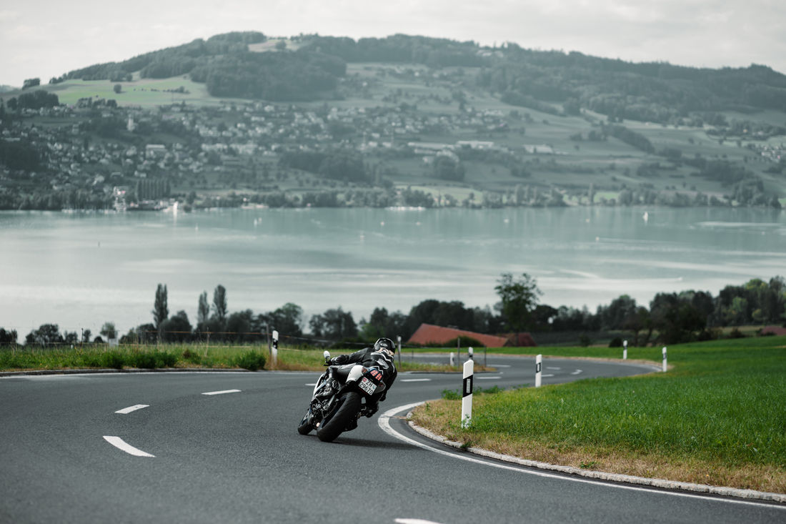 Vor allem der Hallwilersee strahlt an sonnigen Tagen in wunderbarem Blau. Selina scheint es hier auf jeden Fall auch zu gefallen. (Foto: Samuel Eggenschwiler)