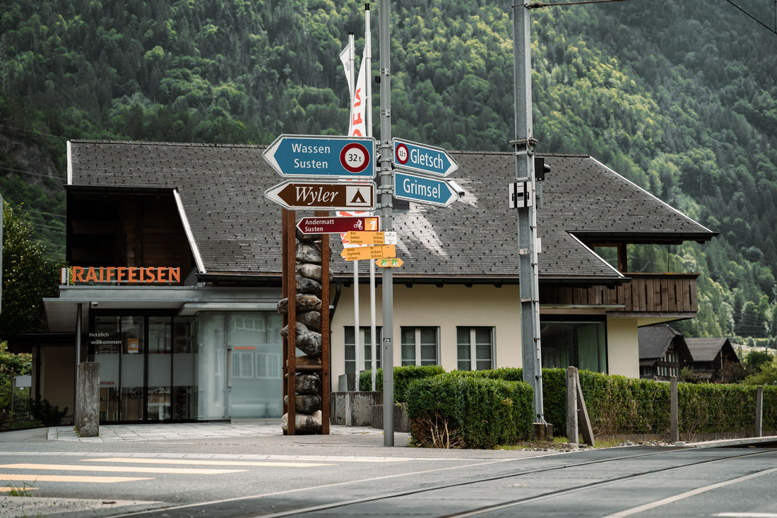 Sustenpass in Sicht, der Wegweiser in Innertkirchen führt uns zum Ziel - (Foto: Patrick Köhli) Sustenpass in Sicht, der Wegweiser in Innertkirchen führt uns zum Ziel - (Foto: Patrick Köhli)
