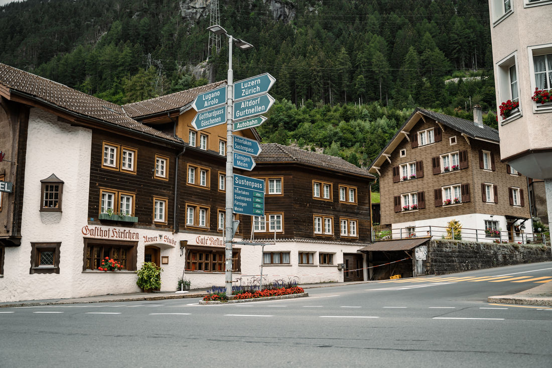 Sustenpass in Sicht, der Wegweiser in Wassen zeigt uns den Weg - (Foto: Patrick Köhli)