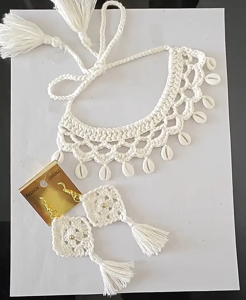 Crochet Cowrie Necklace — photo 4 of 4