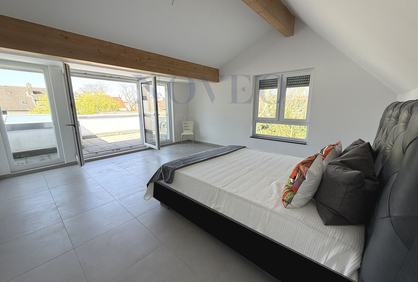 geräumiges Schlafzimmer