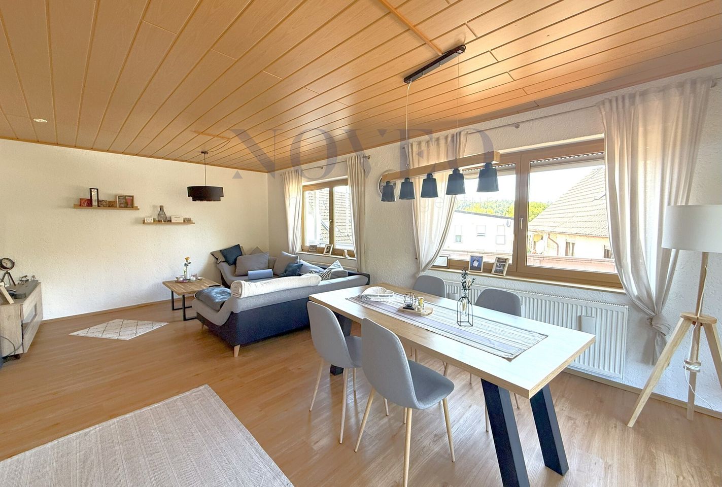 großzügiger Wohn- und Essbereich