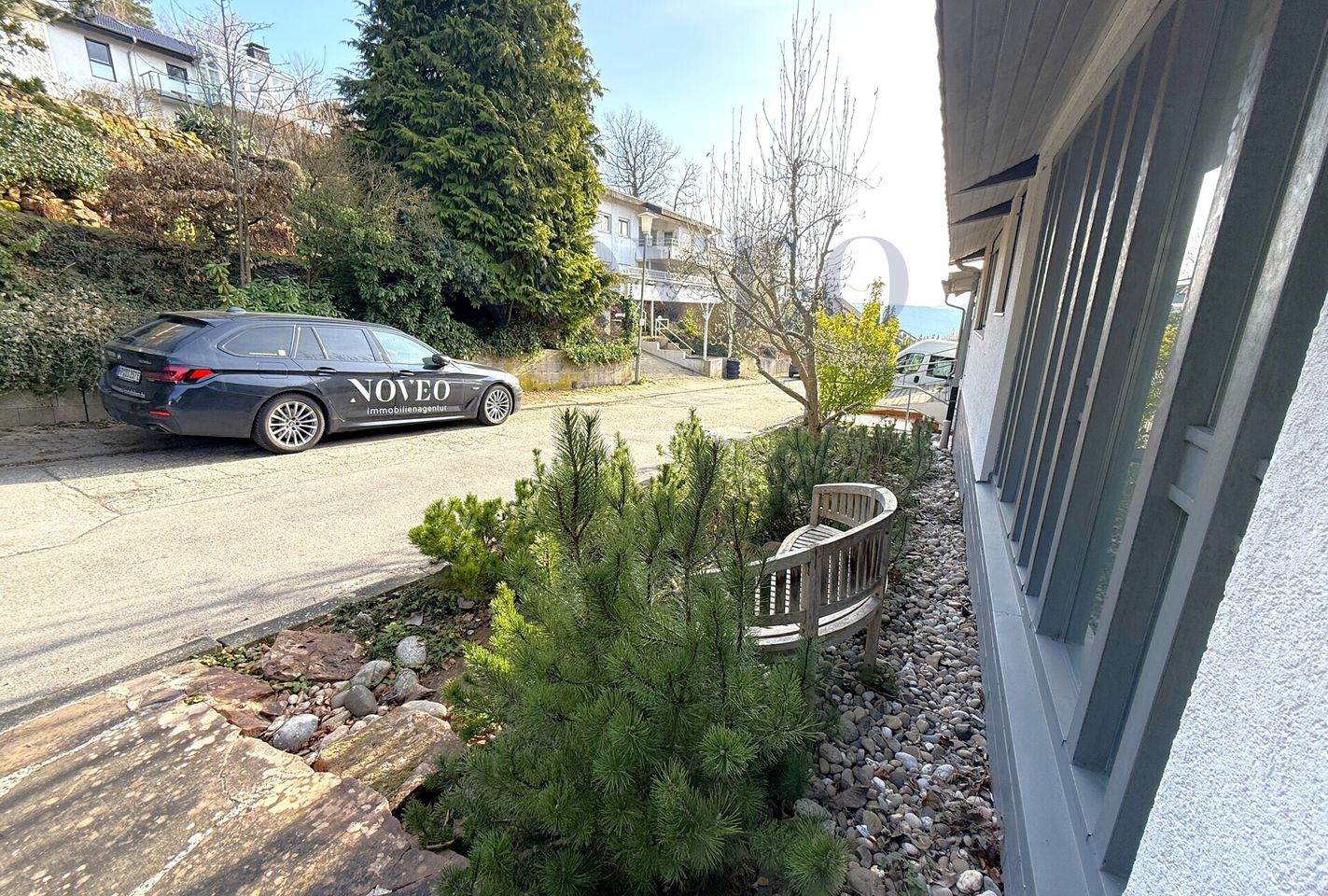 weitere Parkmöglichkeiten an der Straße möglich